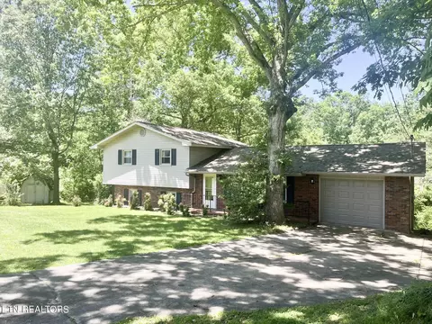 992 Hillcrest Dr, Crossville, TN 38555