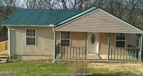 423 Maple St, Harriman, TN 37748