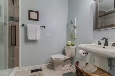 Bath - 601 Gresham Ln, Murfreesboro, TN 37129 photo 2 of 3