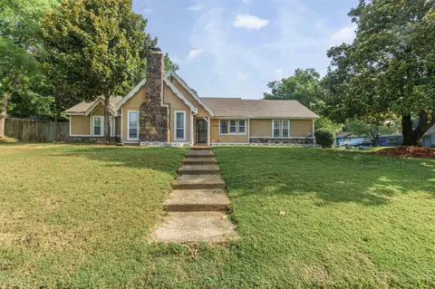 6360 Kingscrest Ln, Memphis, TN 38115