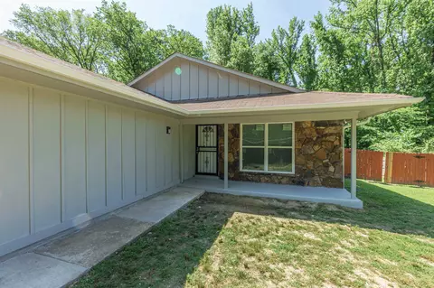 1385 W Shelby Dr, Memphis, TN 38109
