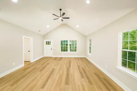 Living - 810 Lucas Rd, Dickson, TN 37055 photo 4 of 5