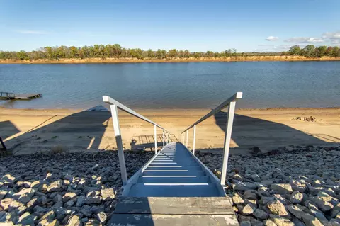20 Barefoot Trl, Adamsville, TN 38310