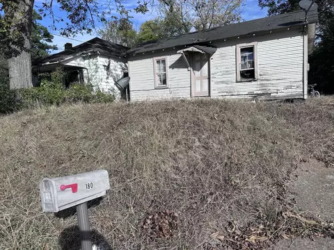 180 Jarrot Street St, Holly Springs, MS 38635