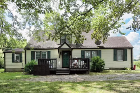 686 Clearview Rd, Cottontown, TN 37048