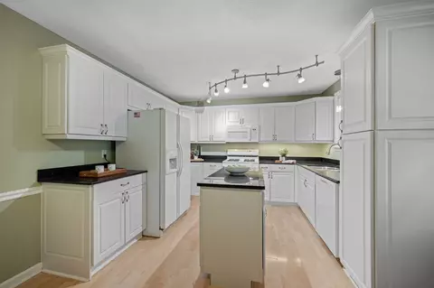 Kitchen - 579 Murrell Rd, Dickson, TN 37055 photo 2 of 4
