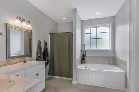 Bath - 1817 Splash Pl, Murfreesboro, TN 37130 photo 2 of 4