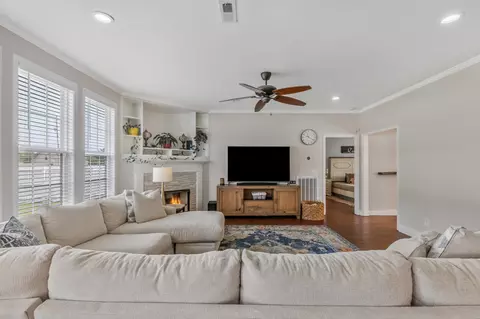 Living - 1817 Splash Pl, Murfreesboro, TN 37130 photo 2 of 3