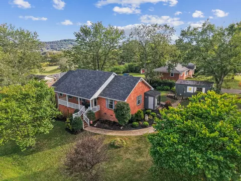 820 Royal Elm Cir, Hartsville, TN 37074
