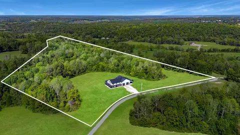 415 Sugar Maple Ln, Nunnelly, TN 37137