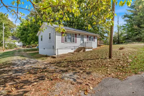 709 W Walnut St, Dickson, TN 37055