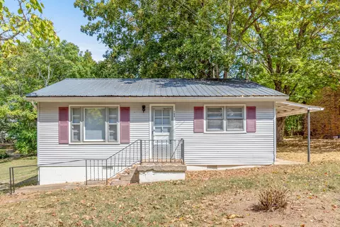 Exterior - 709 W Walnut St, Dickson, TN 37055 photo 2 of 6