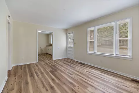 Living - 709 W Walnut St, Dickson, TN 37055 photo 2 of 4