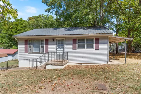 Exterior - 709 W Walnut St, Dickson, TN 37055 photo 3 of 6