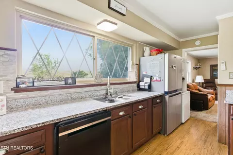 Kitchen - 653 E Hunt Rd, Alcoa, TN 37701 photo 3 of 5