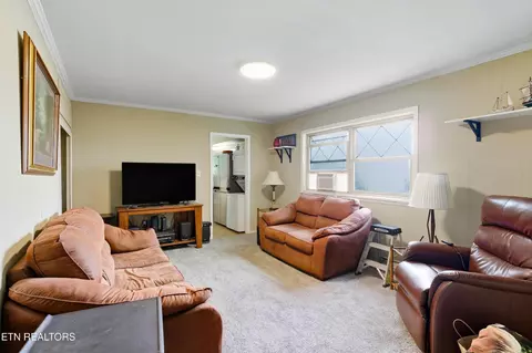 Living - 653 E Hunt Rd, Alcoa, TN 37701 photo 5 of 7