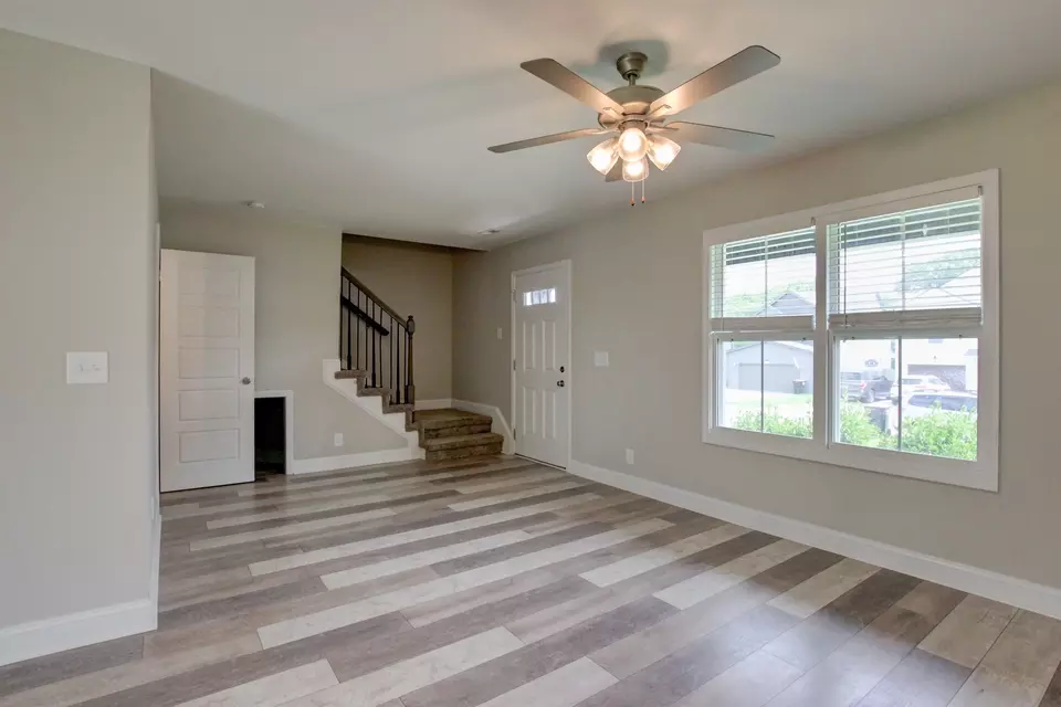 Living - 231 King Rd, Clarksville, TN 37042 photo 2 of 2