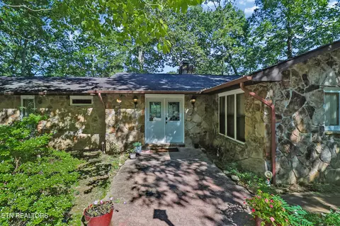 155 Meadowview Dr, Crossville, TN 38558