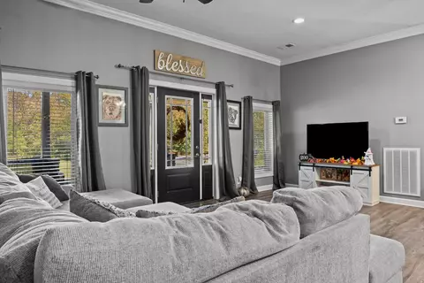 Entry Way - 3950 Budds Creek Rd, Cunningham, TN 37052 photo 2 of 5