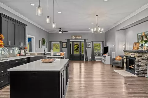 Entry Way - 3950 Budds Creek Rd, Cunningham, TN 37052 photo 4 of 5