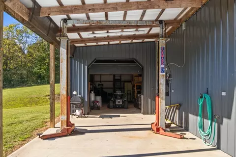 Exterior - 3950 Budds Creek Rd, Cunningham, TN 37052 photo 3 of 6