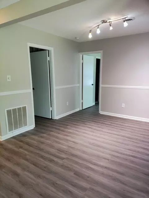 Living - 52 Eagle Cv, Jackson, TN 38305 photo 2 of 2