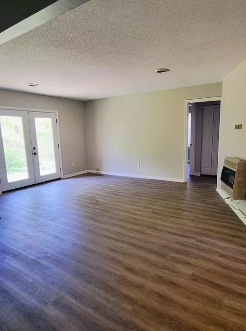 Living - 52 Eagle Cv, Jackson, TN 38305 photo 1 of 2