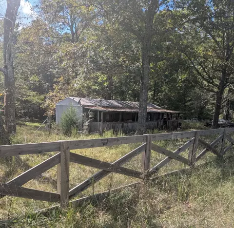 2775 N Hurricane Creek Rd, Mcewen, TN 37101