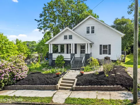1018 NE Thompson Pl, Knoxville, TN 37917