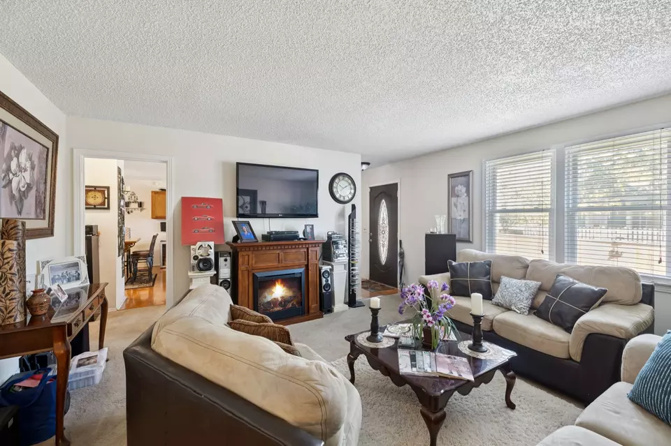 Living - 824 N 5th St, Nashville, TN 37207 photo 3 of 4
