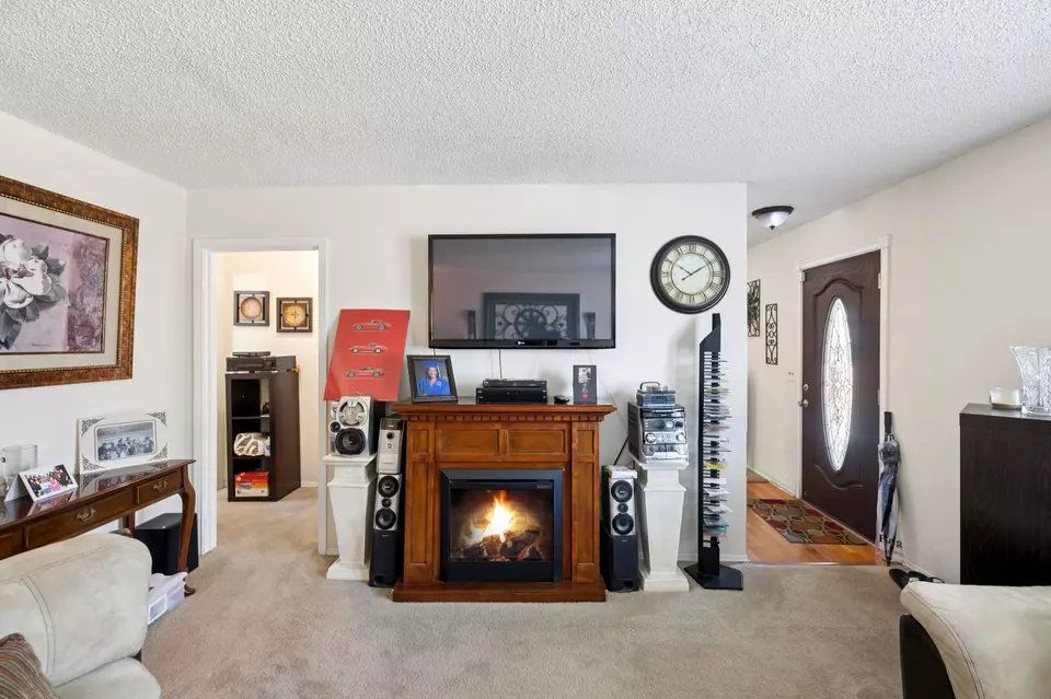 Living - 824 N 5th St, Nashville, TN 37207 photo 4 of 4
