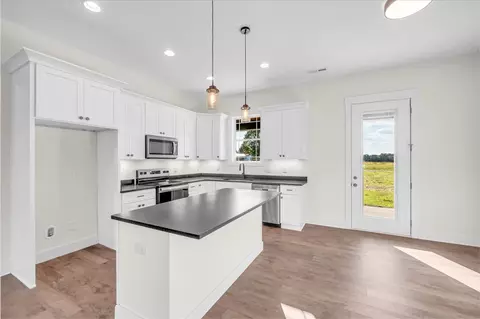 Kitchen - 1053 Arch Cope Rd, Morrison, TN 37357 photo 2 of 5
