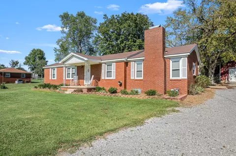 8 W Point Dr, Fayetteville, TN 37334