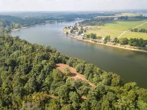 595 Woods Cliff Ln, Savannah, TN 38372