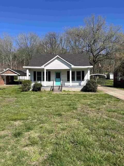 105 Brewer Dr, Waynesboro, TN 38485