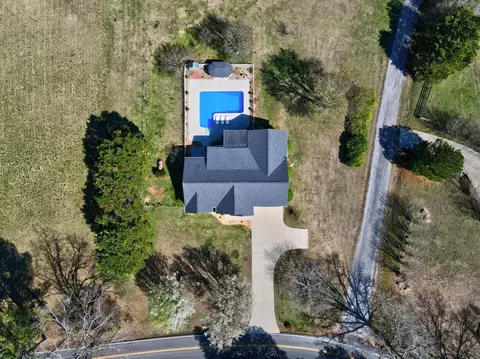 3186 NE Chatata Valley Rd, Charleston, TN 37310