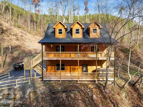 1045 Deep Hollow Rd, Gatlinburg, TN 37738