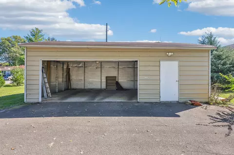 Exterior - 404 8th Ave N, Decherd, TN 37324 photo 3 of 6