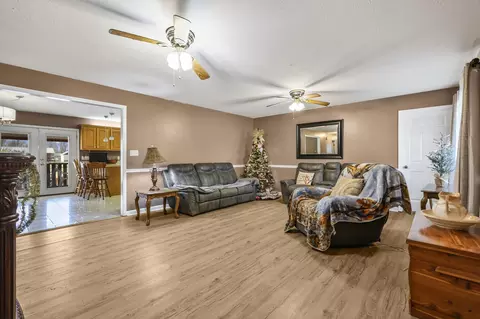 Living - 126 4th Ave N, Baxter, TN 38544 photo 1 of 2