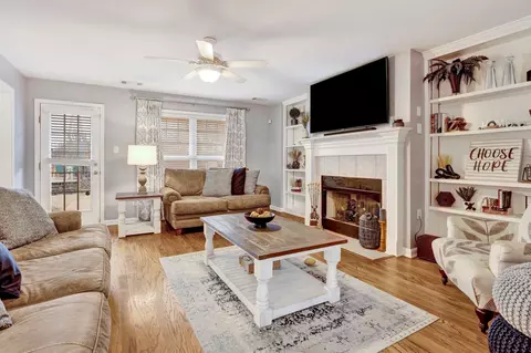 327 Mayhurst Ln, Cordova, TN 38018