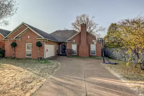 2791 Colonial Towers Dr, Cordova, TN 38016