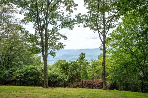 504 Frontier Bluff Rd, Lookout Mountain, GA 30750