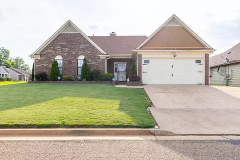 5265 Crystal Oak Dr, Memphis, TN 38141