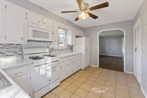 Kitchen - 109 Brook Dr, Dickson, TN 37055 photo 3 of 3