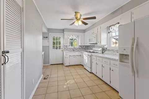 Kitchen - 109 Brook Dr, Dickson, TN 37055 photo 2 of 3