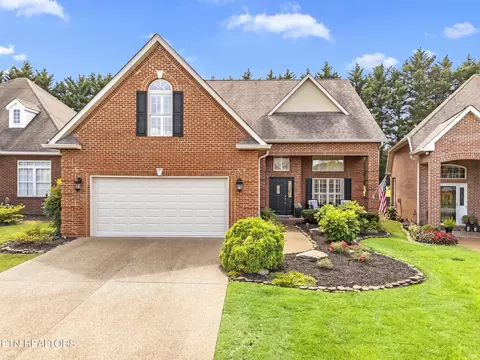221 Savannah Park Dr, Maryville, TN 37803