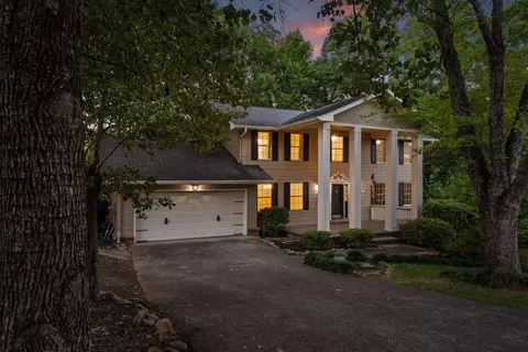 1813 Colonial Shores Dr, Hixson, TN 37343
