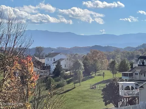915 River Cliff Dr, Kodak, TN 37764