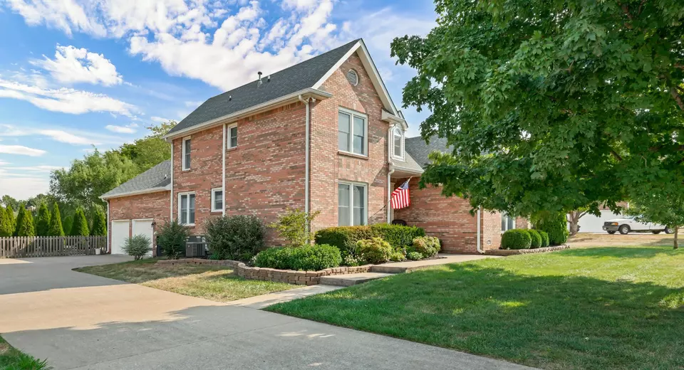 Exterior - 2589 Stone Briar Dr, Clarksville, TN 37043 photo 2 of 11
