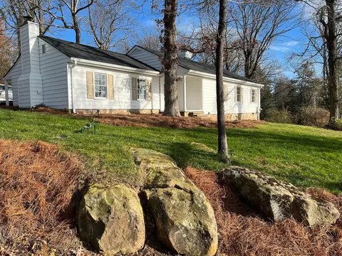 108 Whiteside St, Lookout Mountain, TN 37350